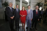 thumbnail: Kris Peeters, Wouter Beke, Gwendolyn Rutten, Bart De Wever en Geert Bourgeois kondigen het akkoord aan op een persconferentie.