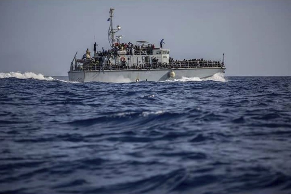 Deze boot met afrikaanse migranten is dit weekend door de Libische kustwacht onderschept. 
