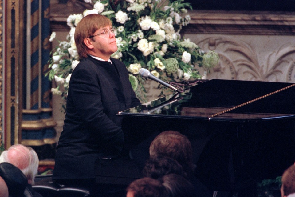 Elton John speelt ‘Candle in the Wind’ tijdens de begrafenisplechtigheid van prinses Diana. 