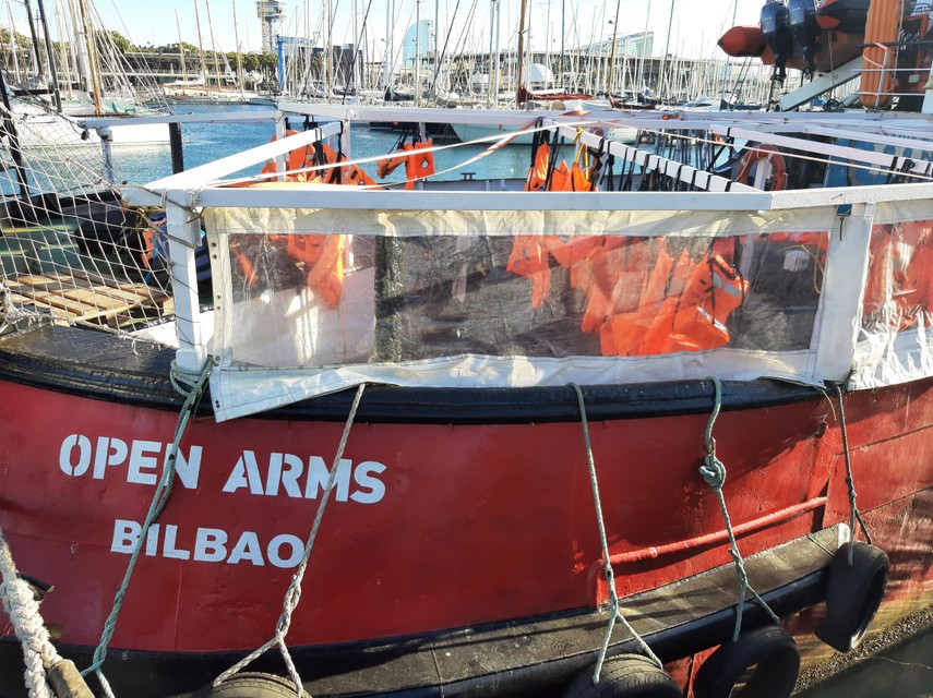 Een boot van de reddingsorganisatie Open Arms in Barcelona.