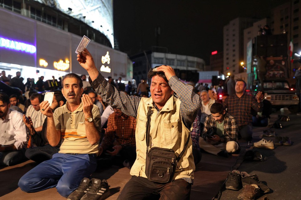 Aanhangers van Raisi kwamen zondagavond al biddend op straat in Teheran.