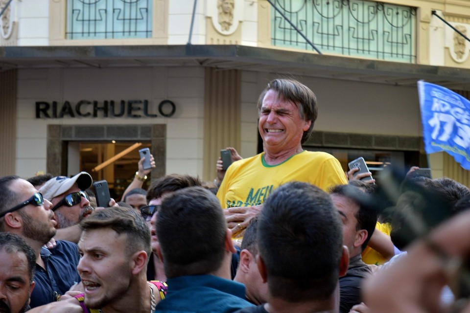  Jair Bolsonaro is donderdag met spoed geopereerd, nadat hij tijdens het campagne voeren in de buik was gestoken. 