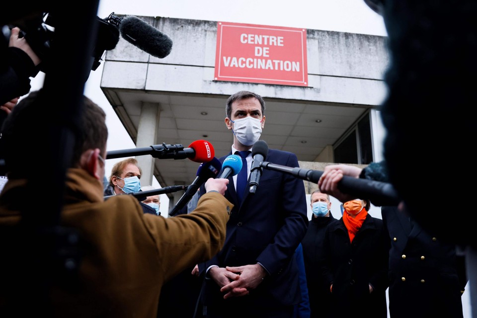 De Franse minister van Volksgezondheid Olivier Véran, vlak nadat hij werd ingeënt met het AstraZeneca-vaccin. Hij heeft er vertrouwen in. 