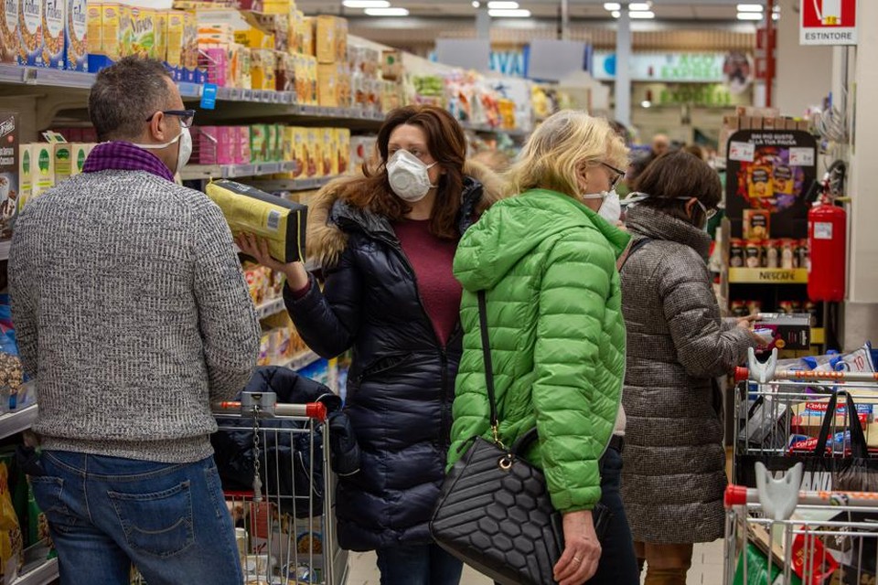 De gevolgen van de uitbraak van het coronavirus in Noord-Italië zijn zichtbaar in de Milanese supermarkten.