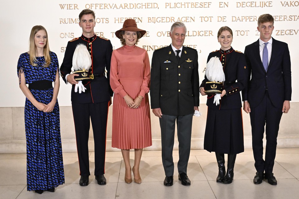 Prinses Eléonore, prins Gabriël, koningin Mathilde, koning Filip, prinses Elisabeth en prins Emmanuel poseerden na de ceremonie.