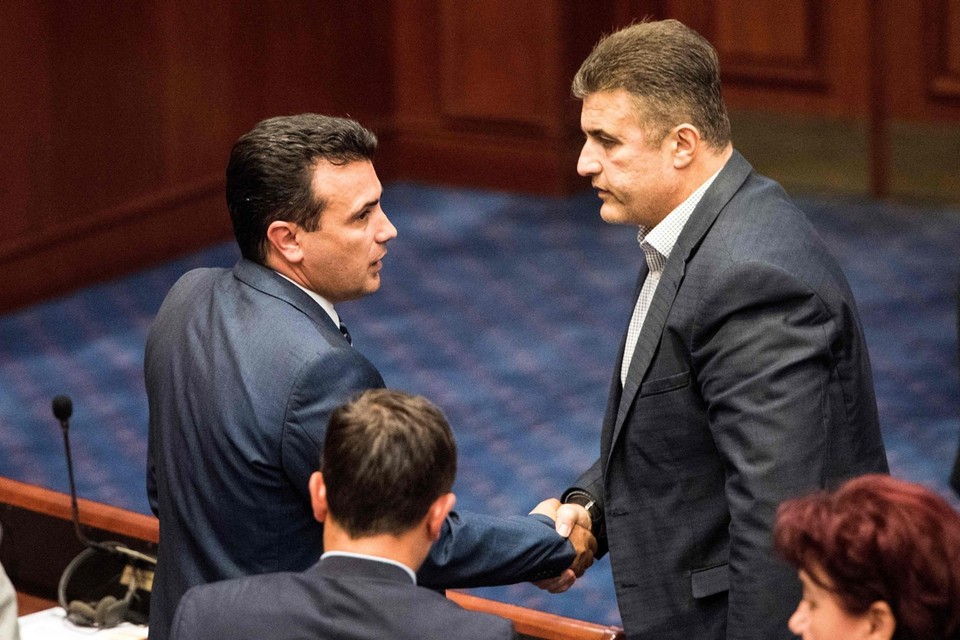 De Macedonische premier Zoran Zaev (l.) werd na de stemming gefeliciteerd door volksvertegenwoordigers 