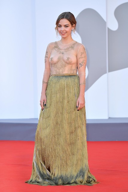Geen Belgische film op het filmfestival dit jaar, maar wel een Belgische actrice. Salomé Dewaels haalde met haar kleed alvast de internationale media. 