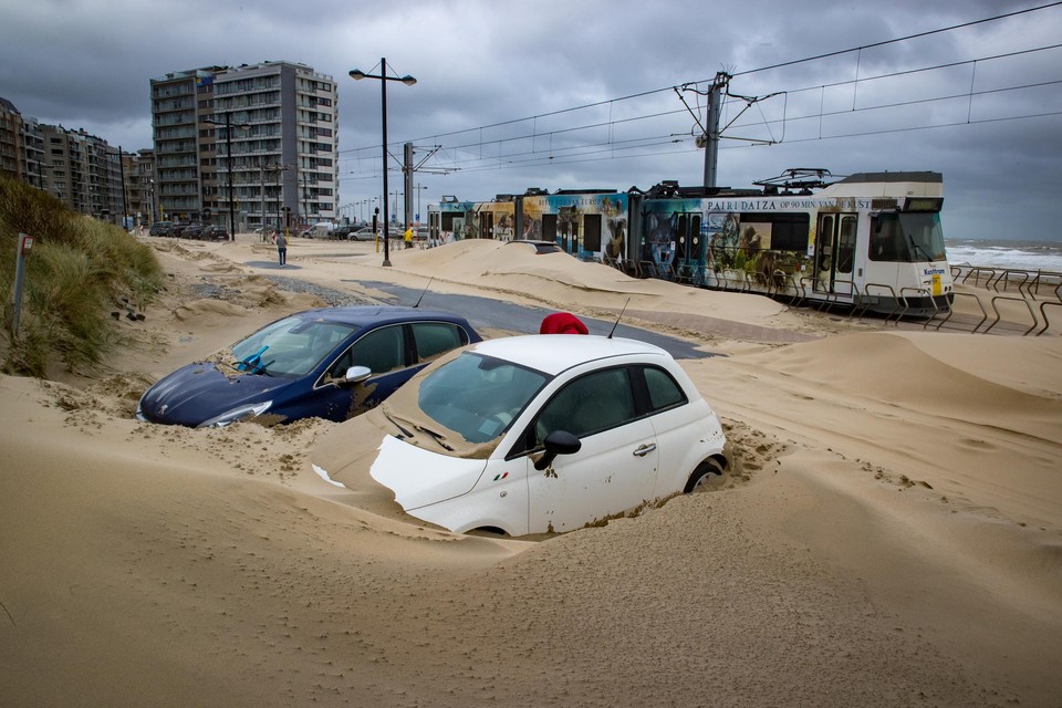 Auto’s raakten bedolven onder het opwaaiende zand in Middelkerke. 