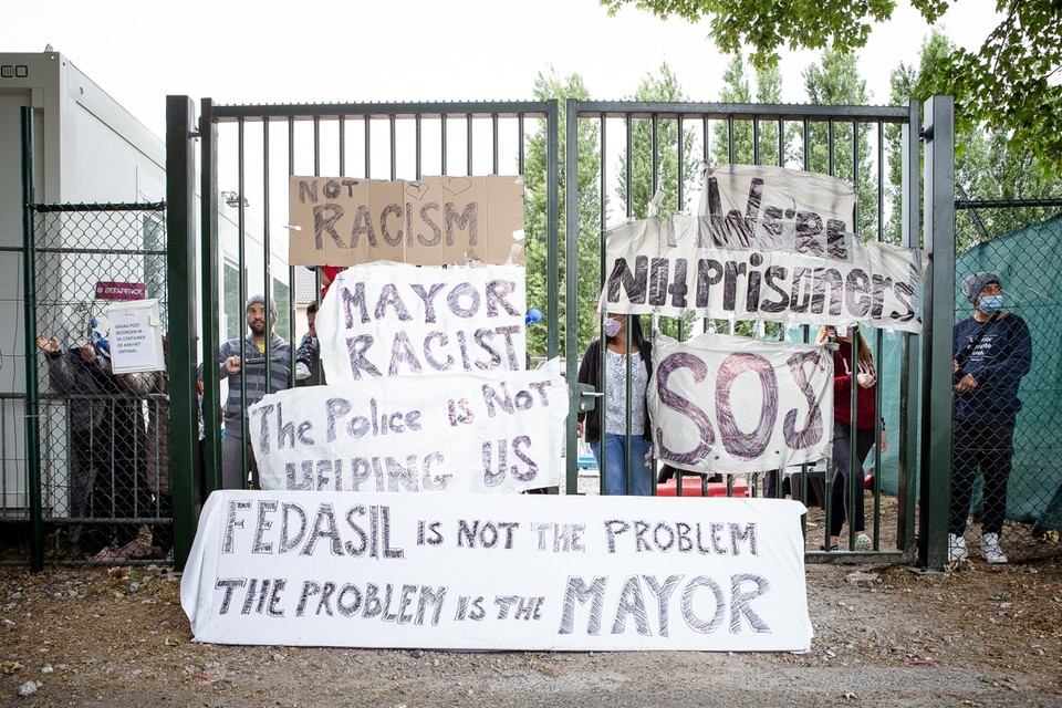 Bewoners van het asielcentrum protesteren tegen de lockdown. 
