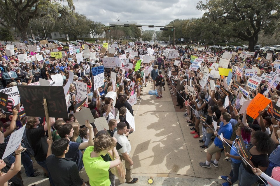 Studenten komen samen aan de trappen van Florida Capitol in Tallahassee.