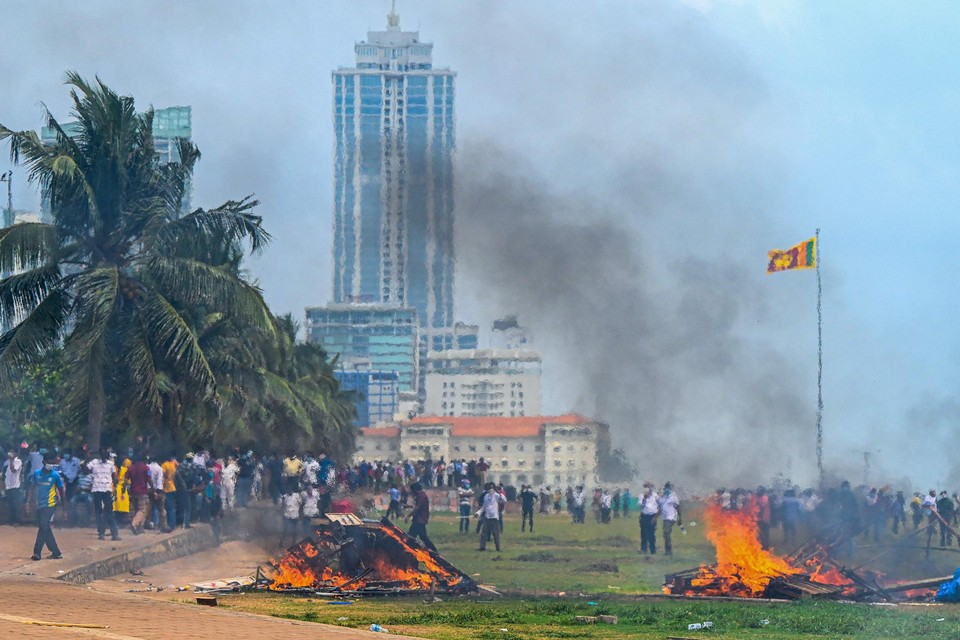 Bij de ambtswoning van premier Mahinda Rajapaksa kwam het tot gewelddadige rellen. 