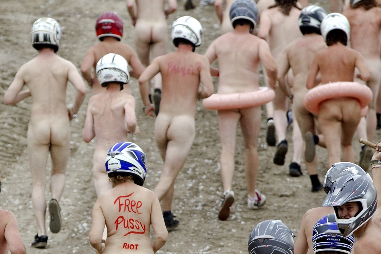 IN BEELD. Naakt rondjes lopen uit protest | De Standaard Mobile