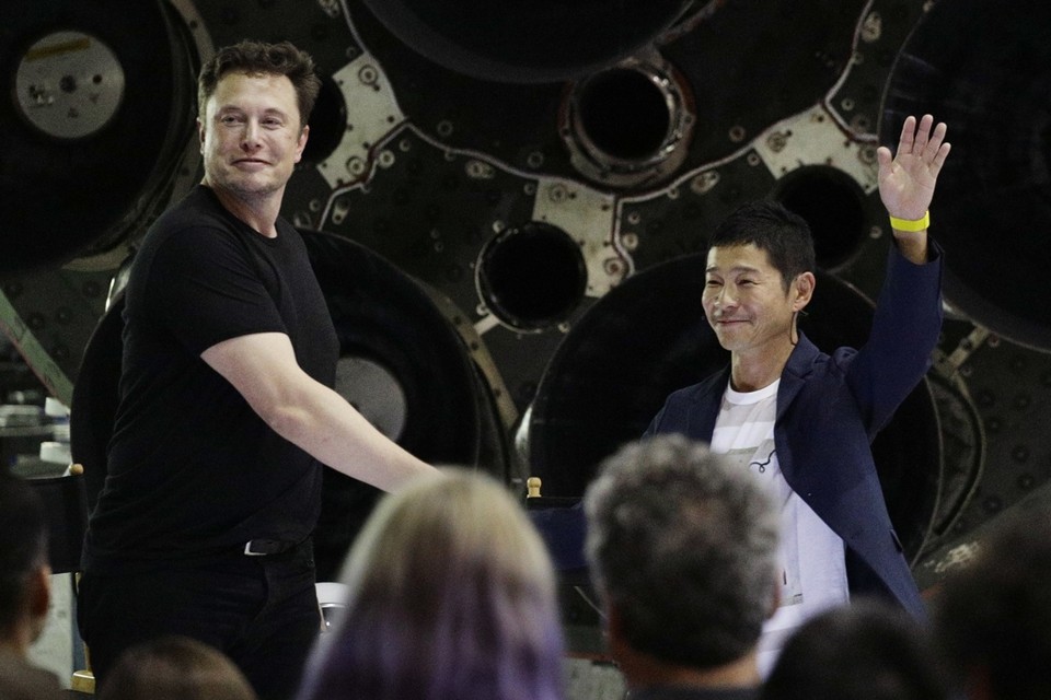 Elon Musk en Yusaku Maezawa bij de bekendmaking. 