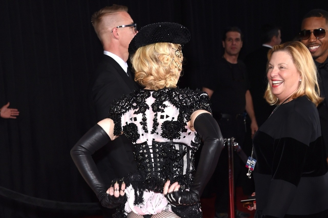 Madonna toont blote billen op rode loper | De Standaard Mobile