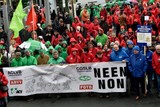 thumbnail: MAANDAG. Het gemeenschappelijk vakbondsfront heeft maandag een paar duizend man op de been gebracht voor een betoging door de Brusselse straten tegen het ‘asociaal beleid’ van de regering-Michel.