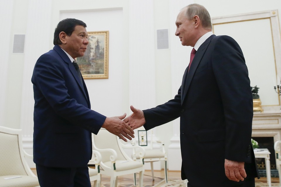 Tijdens zijn ontmoeting met de Russische president Vladimir Poetin dinsdag heeft de Filipijnse president Rodrigo Duterte om een wapenovereenkomst gevraagd. 