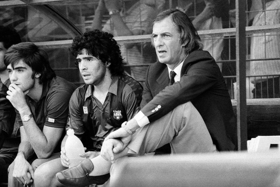 César Menotti (r.) en Diego Maradona in 1983, toen Menotti coach was van FC Barcelona. Als bondscoach had Menotti in 1978 Maradona tot verdriet van velen thuisgelaten voor het WK in eigen land.