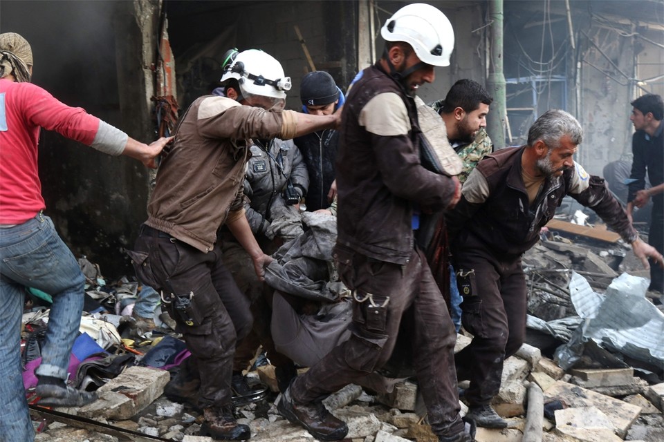 Witte Helmen aan het werk in het Syrische Maaret al-Numan. 