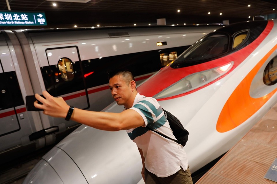 Een man neemt een foto bij een nieuwe trein in het Chinese Shenzen. Bij veel dodelijke ongevallen met selfies waren transportmiddelen betrokken. 