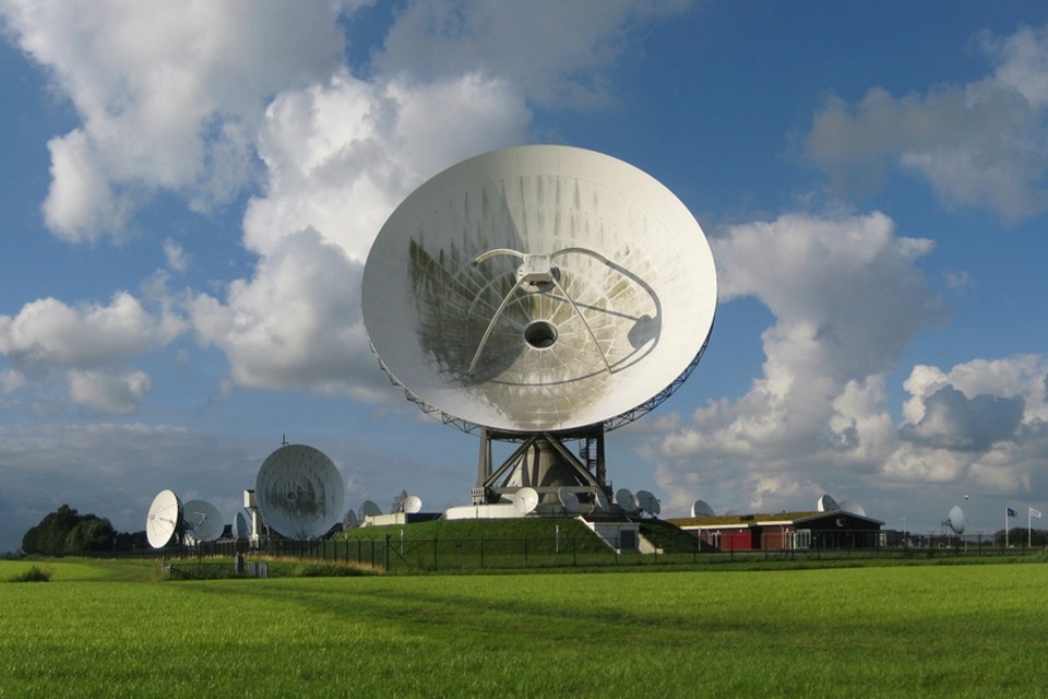 In het Friese Burum hebben Nederlandse inlichtingendiensten een satellietgrondstation staan waarmee ze communicatie kunnen onderscheppen. 