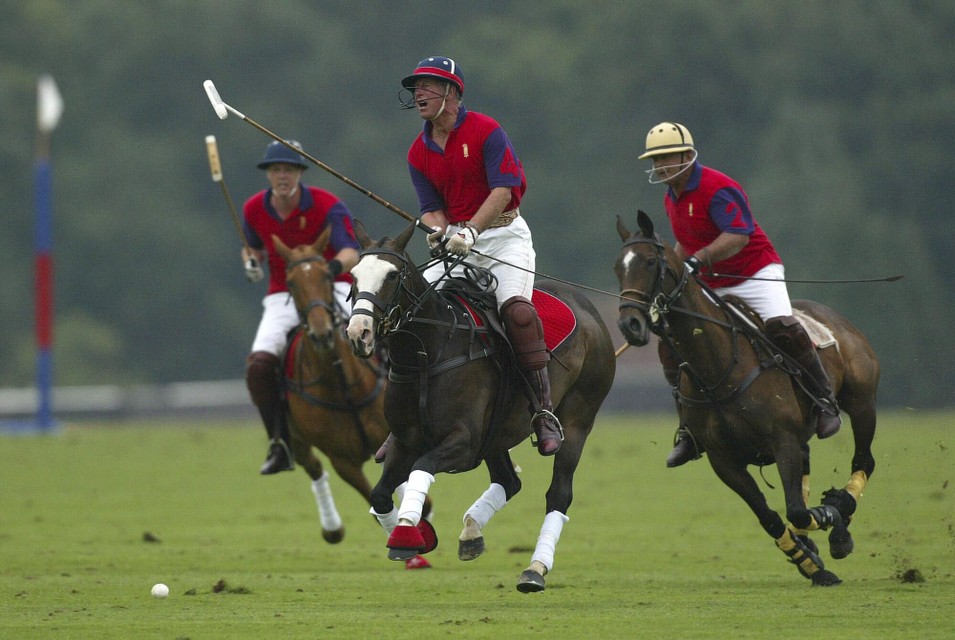 Koning Charles (hier centraal tijdens een wedstrijd in 2005) liep verschillende blessures op bij het spelen van polo.