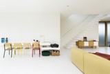 thumbnail: <P>Witte architectuur, kleurrijk interieur.</P>