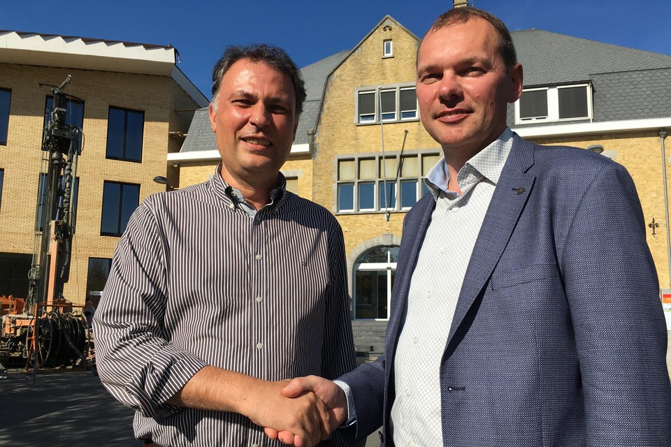Schepen Cool (N-VA) (l.) en burgemeester Vanbelleghem (CD&V) na de verkiezingen van 2018. 