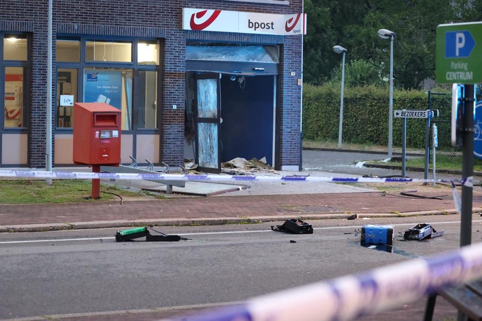 Een explosief heeft vrijdagochtend de volledige inkomhal van het bpost-kantoor op de Vierselbaan in Zandhoven vernield. 