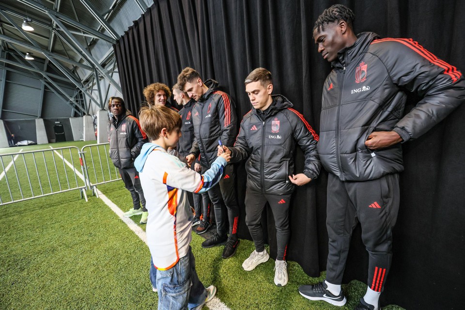 In ruil voor de afgelaste training bleven de spelers iets langer voor een handtekeningsessie met de fans.
