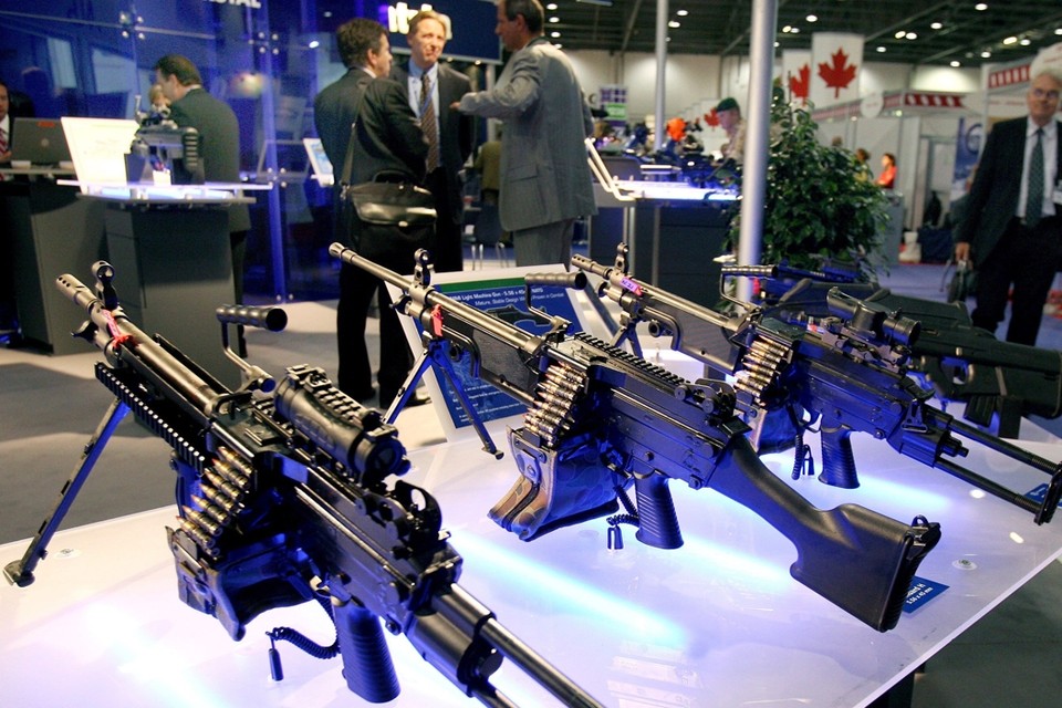 Wapens van FN uit Herstal staan uitgestald op een wapenbeurs in Londen. 