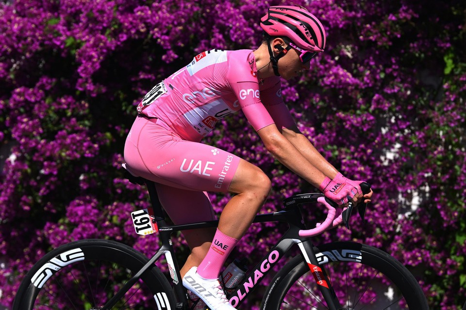 De Giro betaalde veel geld om Pogacar aan de start te krijgen en de Sloveen is zijn contract met verve aan het vervullen.