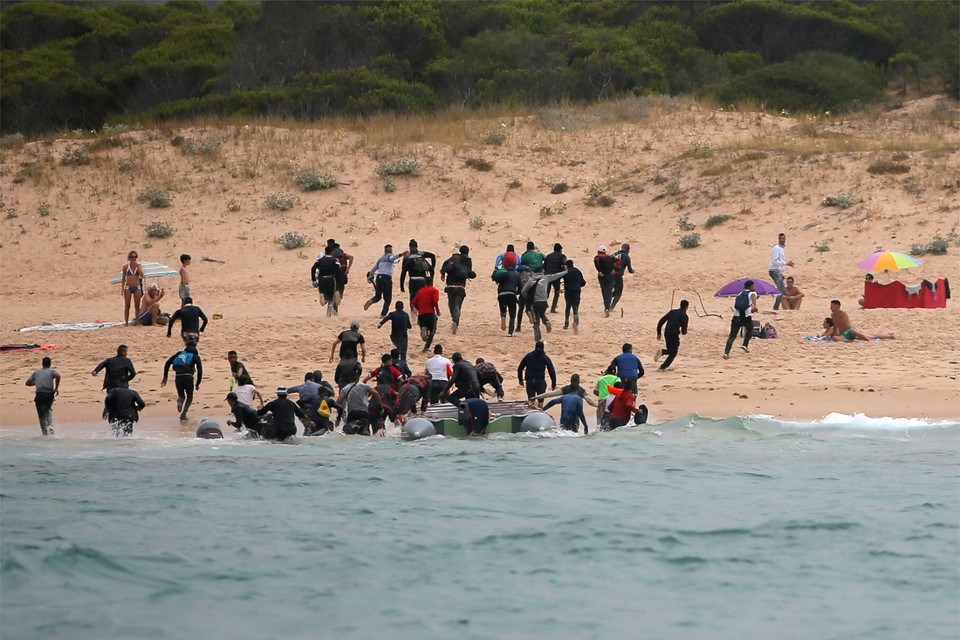 Migranten die via Marokko de overstap maakten naar Spanje, komen aan op het strand (archiefbeeld). 