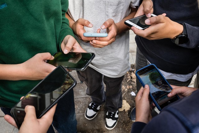 Vlaamse Regering Verbiedt Nu Ook Smartphones In Middelbaar Onderwijs ...