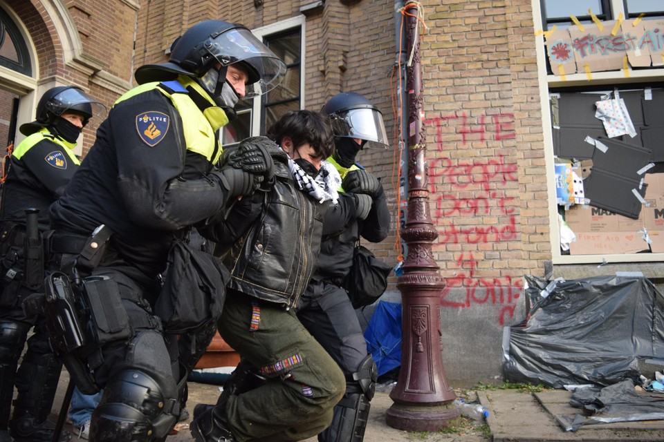 Woensdag sloeg de politie een studentenprotest in Amsterdam neer. “Mensen die met de handen omhoog stonden, werden afgerost.”