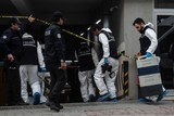 thumbnail: Agenten van de Turkse gerechtelijke politie komen aan bij het parkeergebouw in Istanbul waar het Saudische voertuig werd ontdekt 