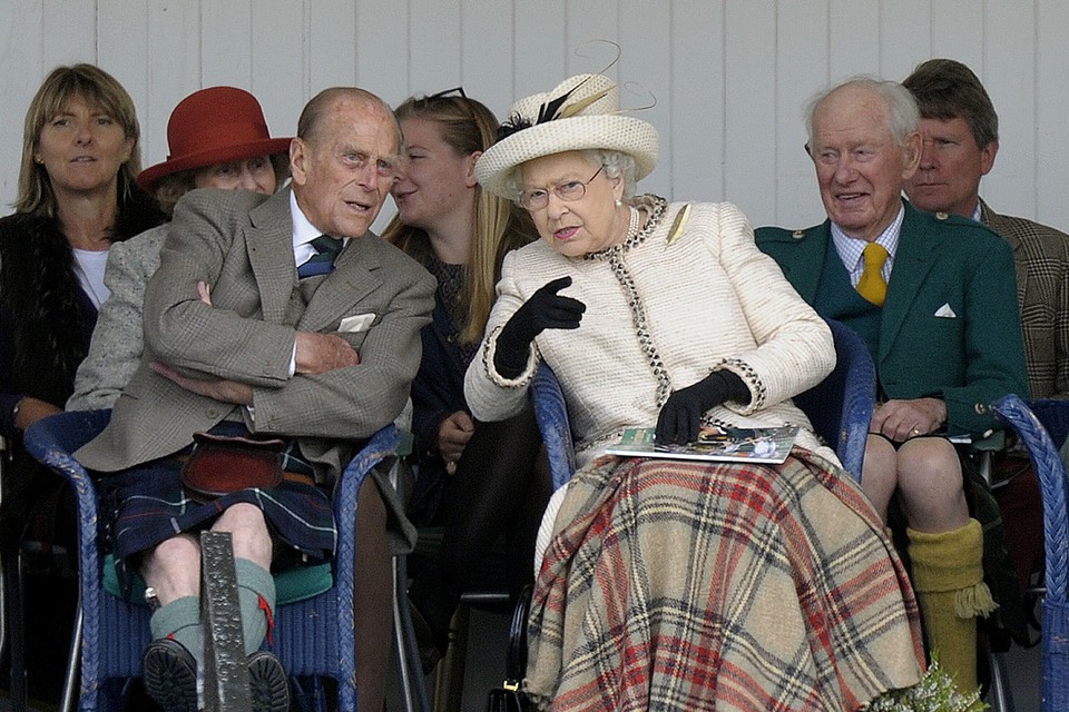 De Highland Games in Braemar staan met rood gemarkeerd in de koninklijke agenda. Dit jaar was koningin Elizabeth van de partij.