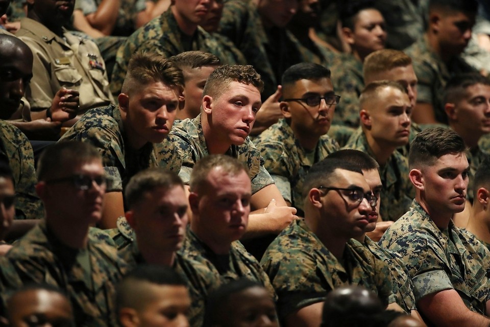 Soldaten luisteren naar de toespraak van Trump 