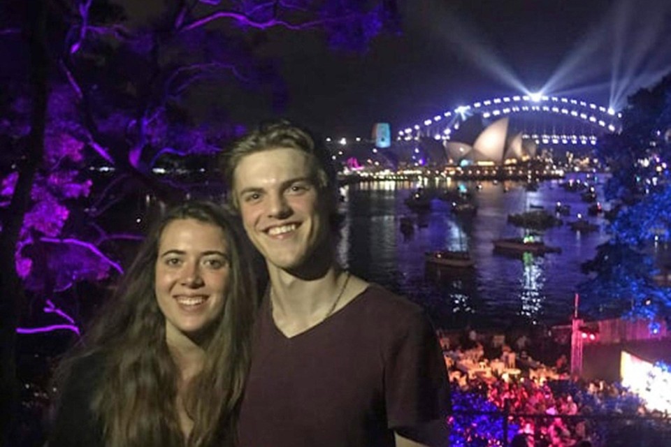 Theo Hayez met zijn nicht Lisa, op de foto tijdens de nieuwjaarsnacht van 2018 in Sydney. 