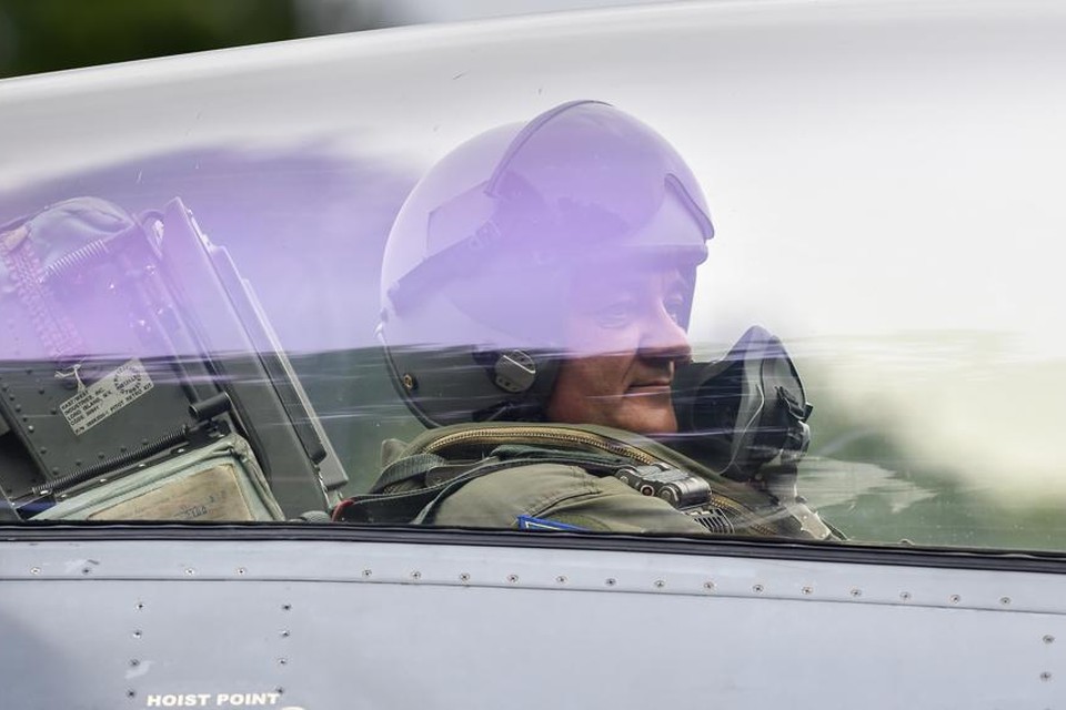 Minister van Defensie Steven Vandeput (N-VA) in de cockpit van een F-16.