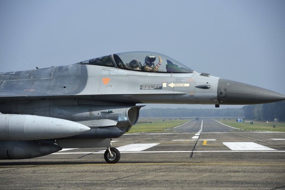 Een F-16 op de militaire luchtmachtbasis in Kleine-Brogel 