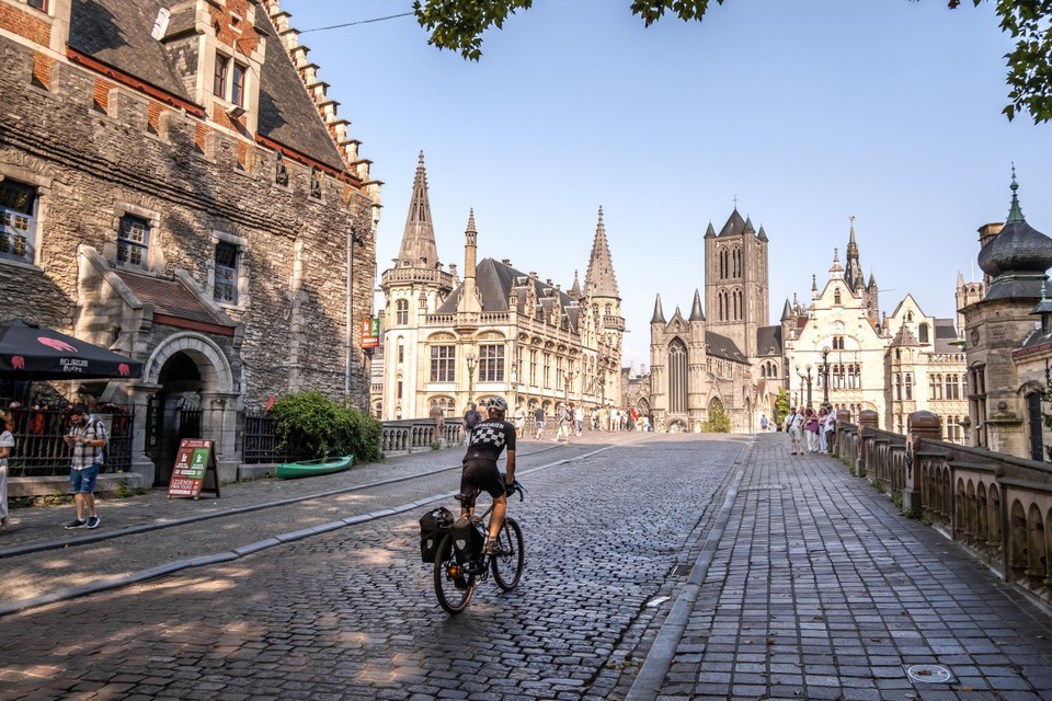 Bas van Oort trekt  door Vlaanderen met de fiets