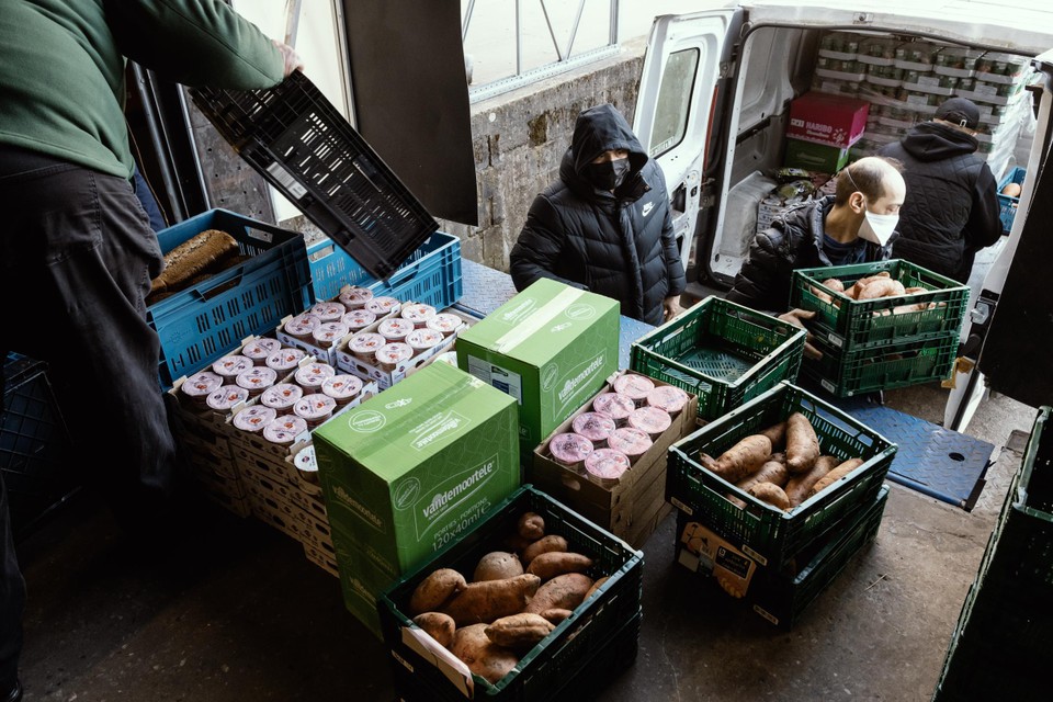 Een voedselbedeling in Neder-Over-Heembeek, in februari 2021.