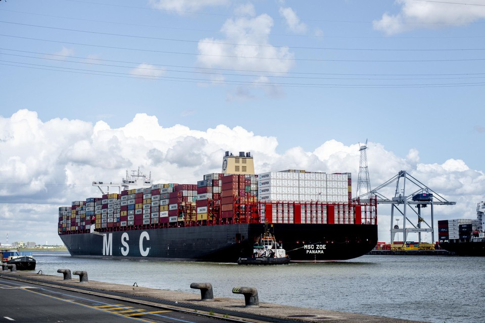De MSC Zoe, een van de grootste containerschepen, vaart richting de haven van Antwerpen; 