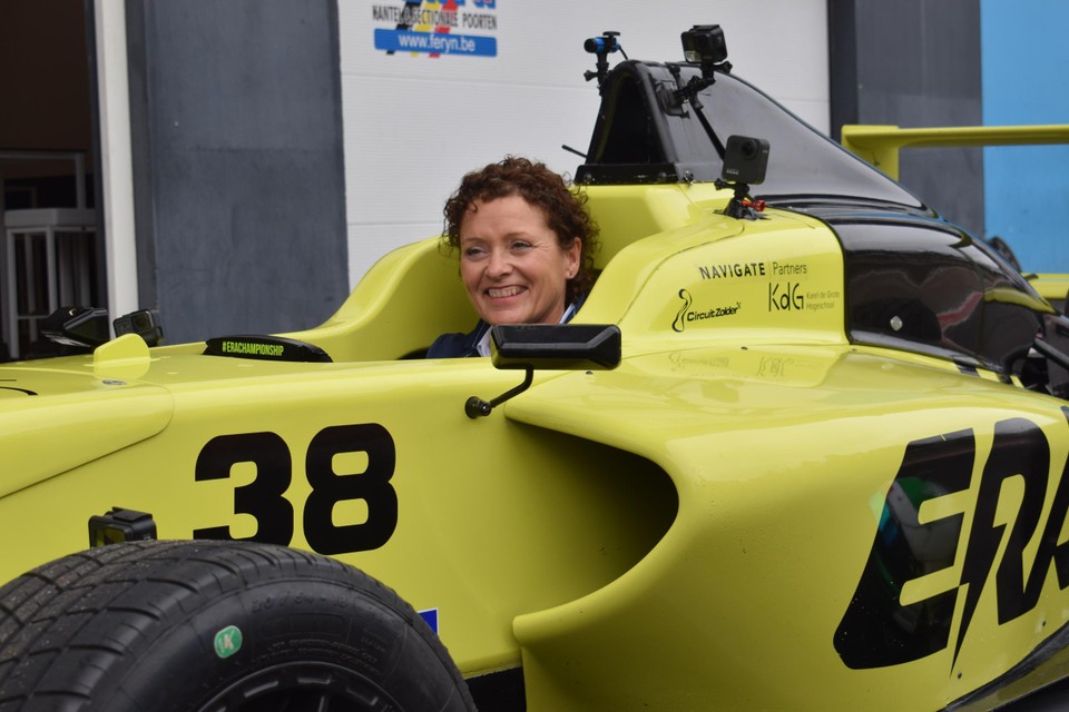 Lydia Peeters bij een recordpoging elektrisch rondjes rijden op het circuit van Zolder in juni 2021.
