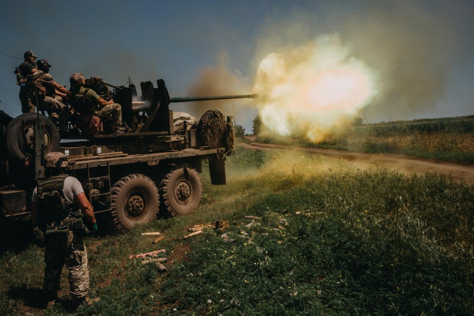 Juni 2023: Oekraïners nemen Russische posities onder vuur nabij Bachmoet. Intussen is het stadje in Russische handen.