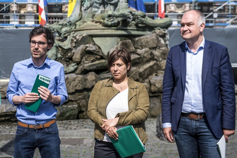 Kristof Calvo, Bjorn Rzoska en Meyrem Almaci maken het rapport van de regering. 