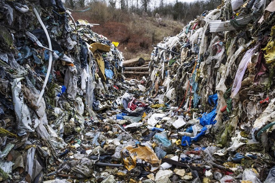 Het Franse dorpje Rédange - net als meerdere andere dorpjes op de Frans-Belgisch-Luxemburgse grens - lijdt onder de illegale dumping van industrieel afval, vaak afkomstig van Belgische bedrijven. 