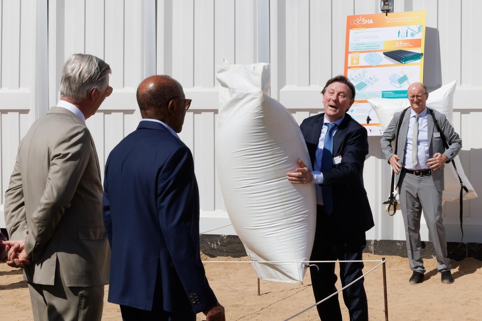 Koning Filip en de Namibische president Nangolo Mbumba voor een zak vol waterstof.