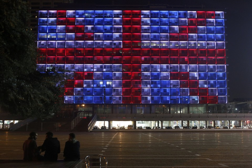 Woensdagavond werden in enkele steden, zoals Tel Aviv (Israël), gebouwen verlicht in de Britse kleuren. 