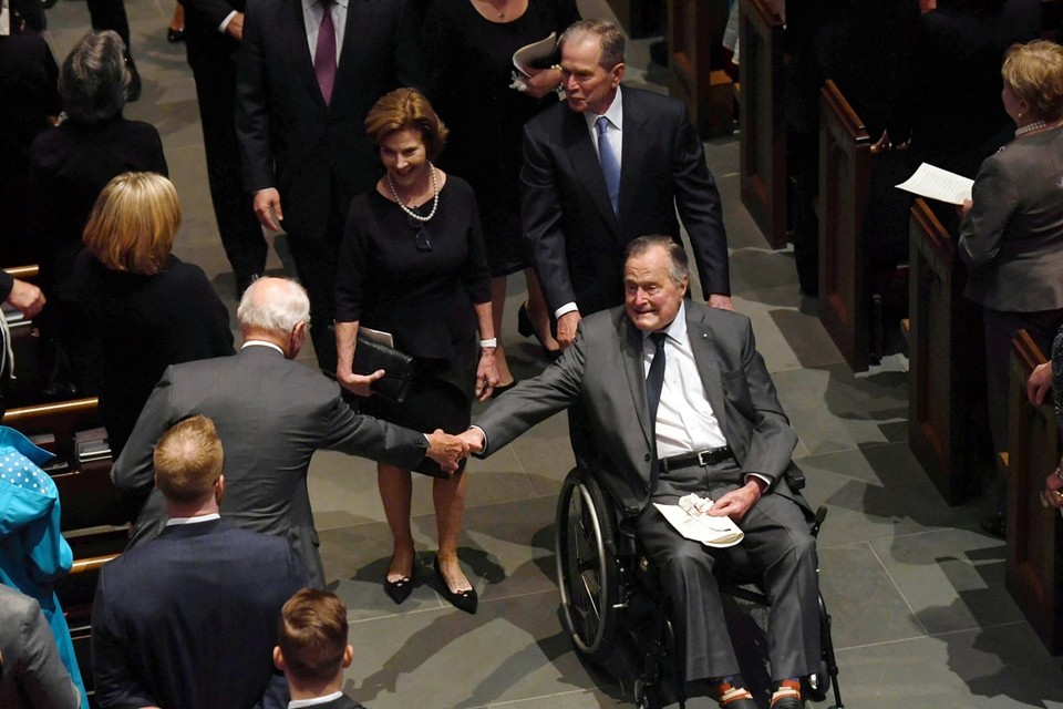 Zaterdag woonde Bush sr. nog de begrafenis van zijn vrouw Barbara bij. 